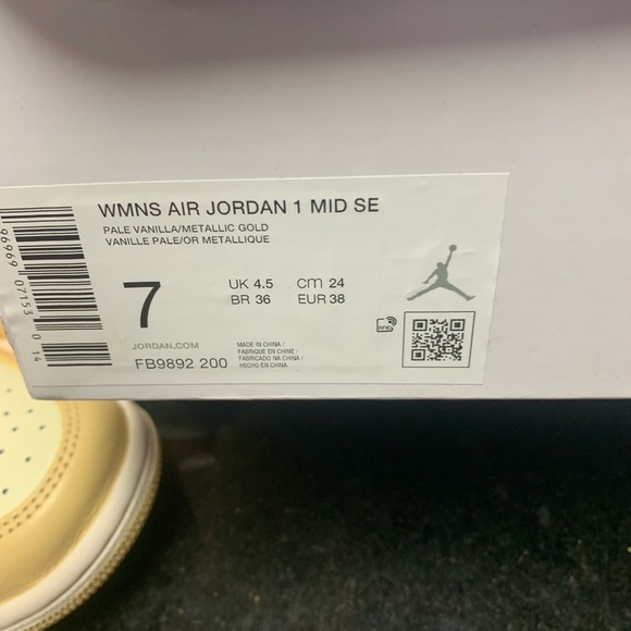 Nike Air Jordan 1 Mid SE Women Nike Air Jordan Mid in Cream and Gold Sz 7 women